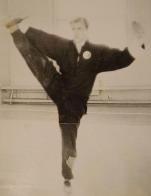 Осенью 1987 меня, Швецова Михаила, пригласили в секцию Вин Чун к Данилову. На
                                    тренировках мы выполняли много китайских комплексов упражнений на растяжку сухожилий и
                                    тренировку мышц, которые используются в боевых техниках ушу.